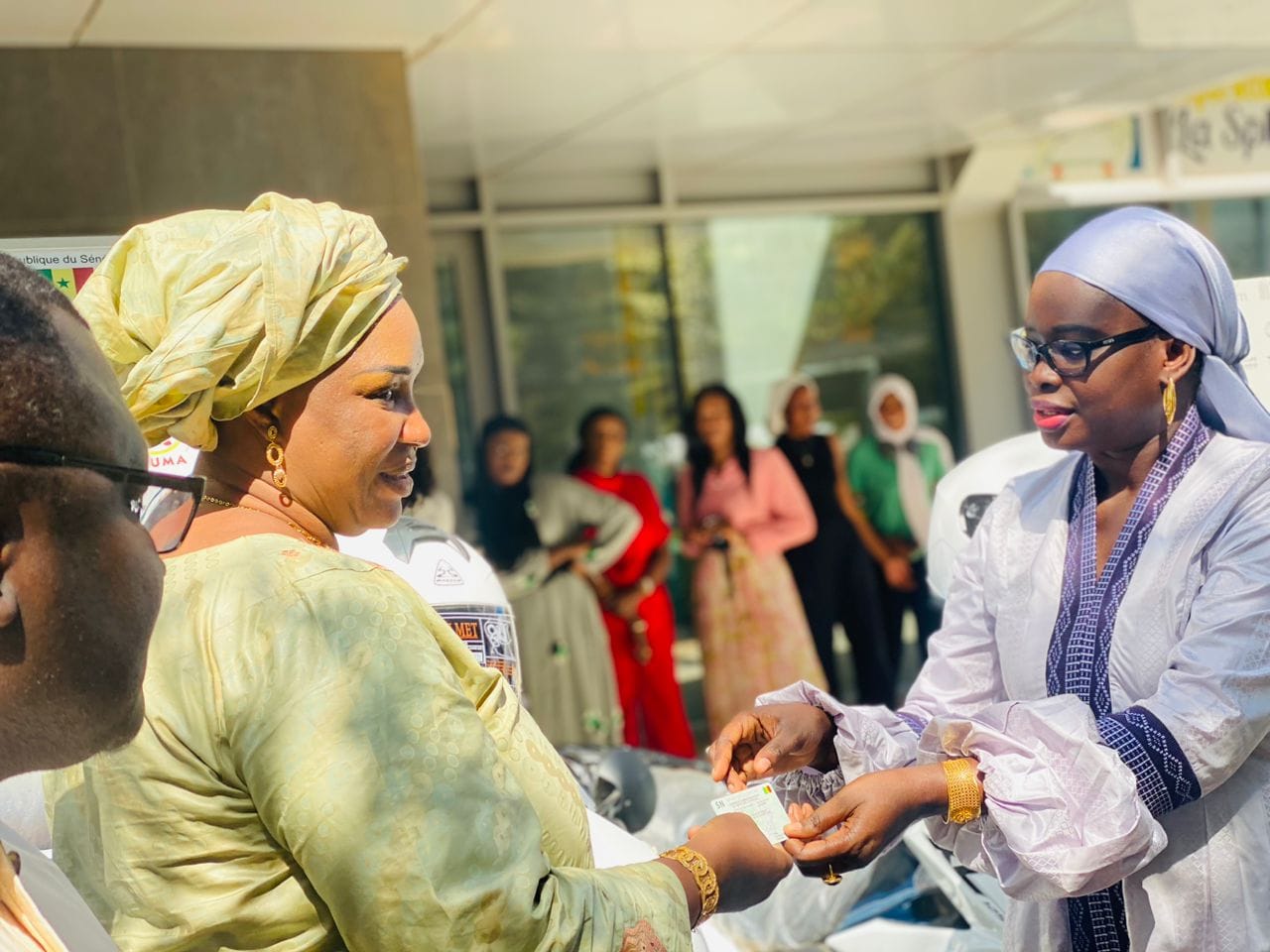 Remise de 64 Motos au services departementale du développement communautaire