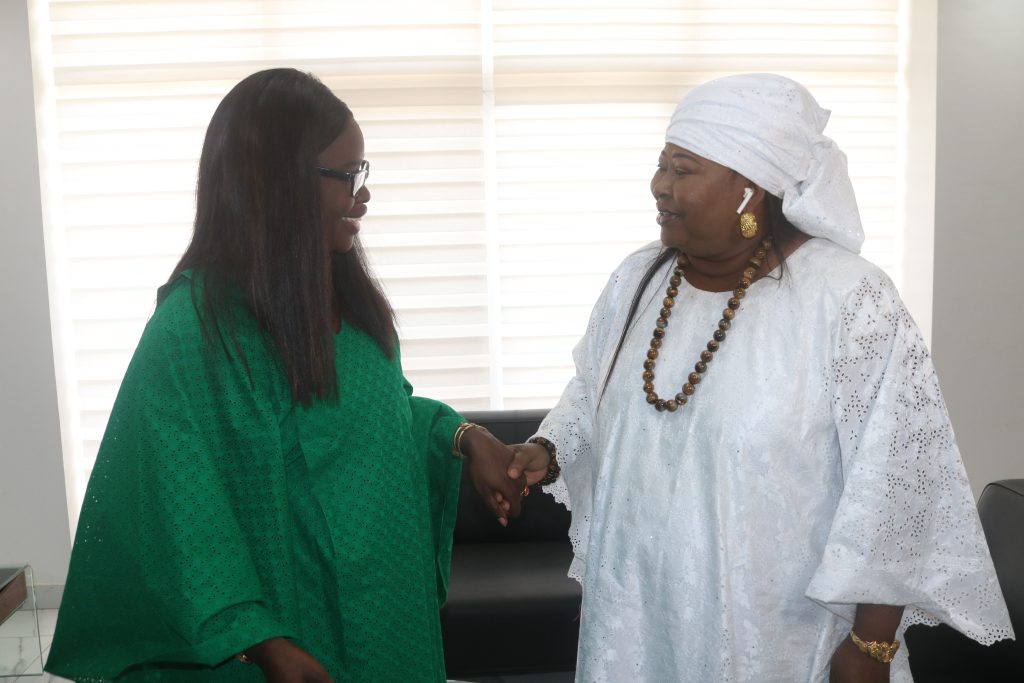 ​Passation de Services au Ministère de la Famille : Madame Maimouna DIEYE prend les rênes [Cliquer et glisser pour déplacer] ​