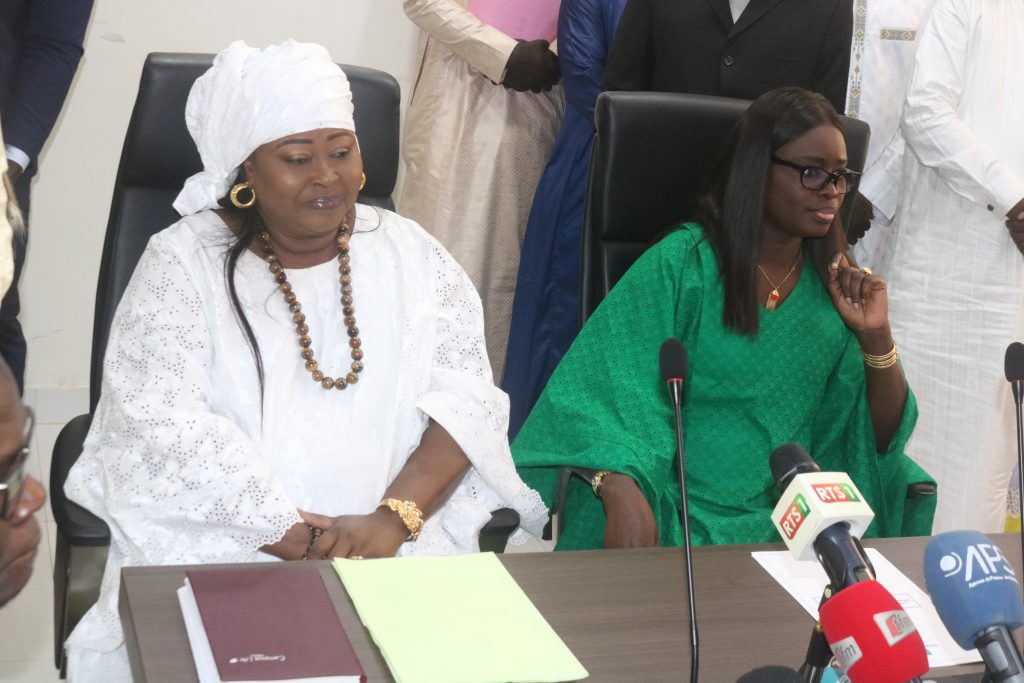 ​Passation de Services au Ministère de la Famille : Madame Maimouna DIEYE prend les rênes [Cliquer et glisser pour déplacer] ​