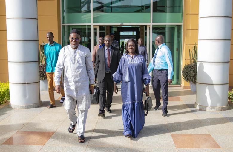 Madame Le Ministre raccompacgne le Vice Président Gambien, Son Excellence Mohammed B.S. Jallow, au terme de sa visite au Sénégal